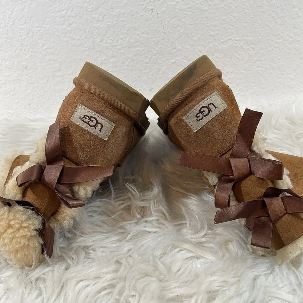 UGG BAILEY BOW II KIDS BOOTS CHESTNUT SIZE 4 - Picture 9 of 13